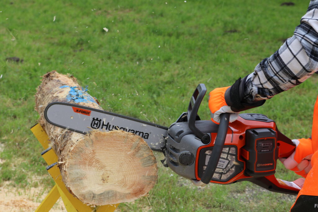 Husqvarna Akku-Motorsäge 550i XP schneidet Holzstamm mit hoher Präzision