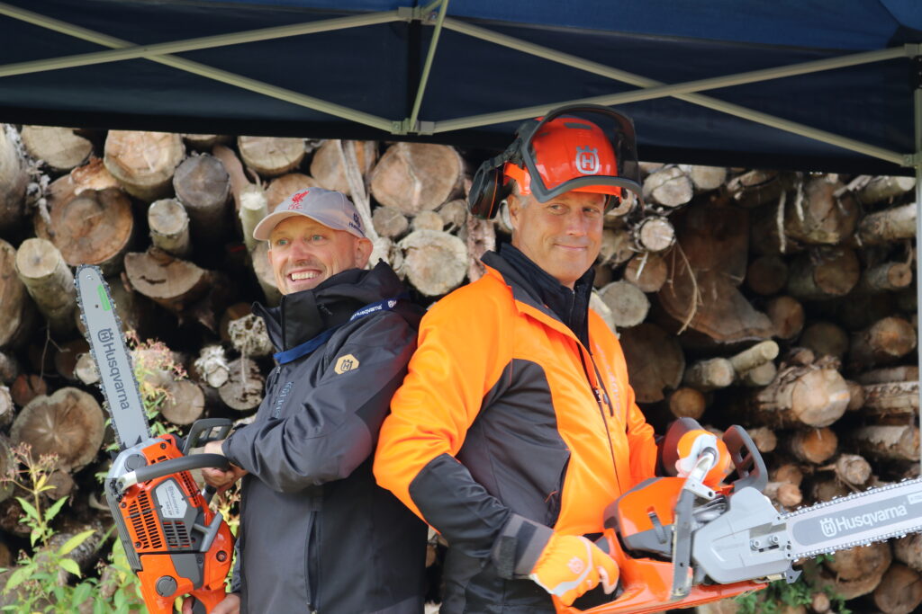 Husqvarna Geschäftsführer Johannes Viertlmayr und Eric Stegemyr präsentieren die neuen Husqvarna Motorsägen in Radstadt