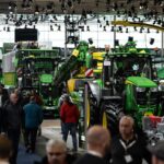 Besucher auf der Agritechnica 2025 in Hannover zwischen modernen Landmaschinen und digitalen Innovationen