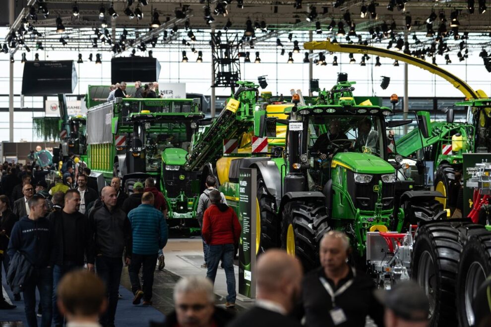 Besucher auf der Agritechnica 2025 in Hannover zwischen modernen Landmaschinen und digitalen Innovationen