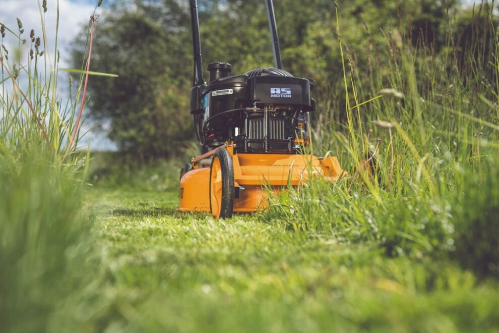 AS-Motor Mäher im Einsatz auf einer Wiese