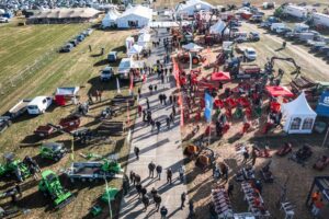Luftaufnahme der DLG-Waldtage 2025 in Lichtenau mit Ausstellern und Besuchern auf dem Messegelände