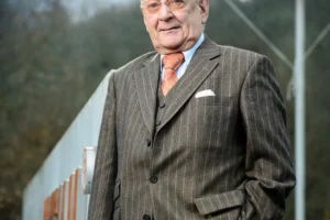 Hans Peter Stihl vor dem Unternehmenssitz der Andreas Stihl AG & Co. KG – ausgezeichnet mit dem Deutschen Gründerpreis für sein Lebenswerk.