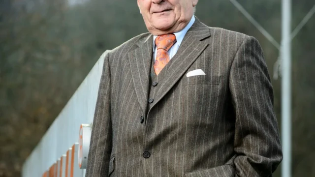 Hans Peter Stihl vor dem Unternehmenssitz der Andreas Stihl AG & Co. KG – ausgezeichnet mit dem Deutschen Gründerpreis für sein Lebenswerk.