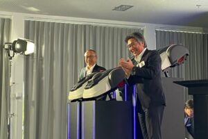 Katsuhisa Okuda präsentiert die neuen Honda Miimo Mähroboter in der Honda Akademie Erlensee