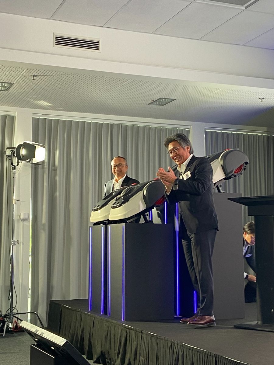 Katsuhisa Okuda präsentiert die neuen Honda Miimo Mähroboter in der Honda Akademie Erlensee