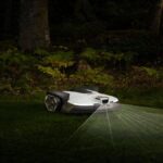 Husqvarna NERA Mähroboter 430V/450V mit KI-Vision-Technologie beim Mähen im Garten