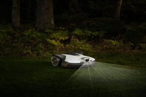 Husqvarna NERA Mähroboter 430V/450V mit KI-Vision-Technologie beim Mähen im Garten