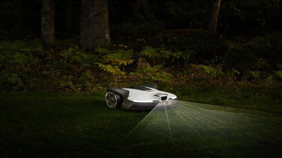 Husqvarna NERA Mähroboter 430V/450V mit KI-Vision-Technologie beim Mähen im Garten