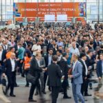 Menschenmenge auf der IAA Mobility 2025 in München mit Fachbesuchern und Ausstellern im Messezentrum
