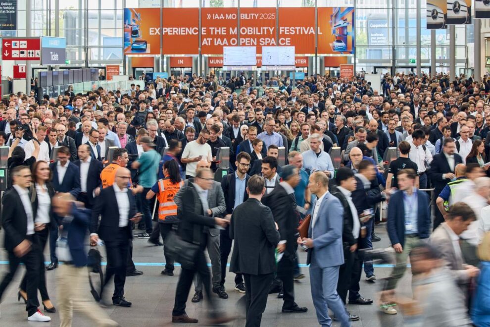 Menschenmenge auf der IAA Mobility 2025 in München mit Fachbesuchern und Ausstellern im Messezentrum
