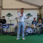 Kai Telsnig begrüßt die Gäste bei der 50-Jahr-Feier von Herkules/telsnig am Vorabend der demopark