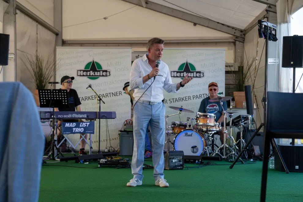 Kai Telsnig begrüßt die Gäste bei der 50-Jahr-Feier von Herkules/telsnig am Vorabend der demopark