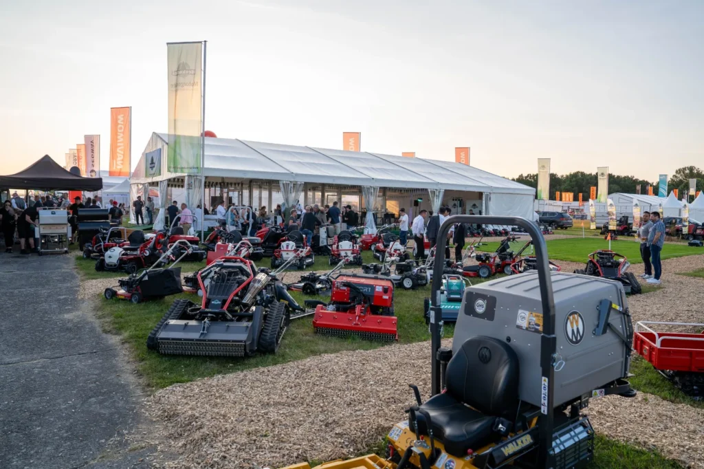 Maschinenschau am telsnig Messestand auf der demopark: Besucher sehen die neuesten Herkules Motorgeräte und Gartentechniklösungen.