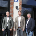 Vertreter von Sunseeker und Foras besiegeln die langfristige Vertriebspartnerschaft bis 2030 vor dem Foras-Standort in Zeven.