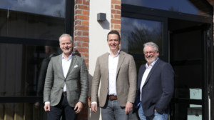 Vertreter von Sunseeker und Foras besiegeln die langfristige Vertriebspartnerschaft bis 2030 vor dem Foras-Standort in Zeven.