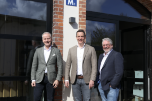 Vertreter von Sunseeker und Foras besiegeln die langfristige Vertriebspartnerschaft bis 2030 vor dem Foras-Standort in Zeven.