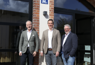 Vertreter von Sunseeker und Foras besiegeln die langfristige Vertriebspartnerschaft bis 2030 vor dem Foras-Standort in Zeven.