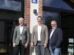 Vertreter von Sunseeker und Foras besiegeln die langfristige Vertriebspartnerschaft bis 2030 vor dem Foras-Standort in Zeven.