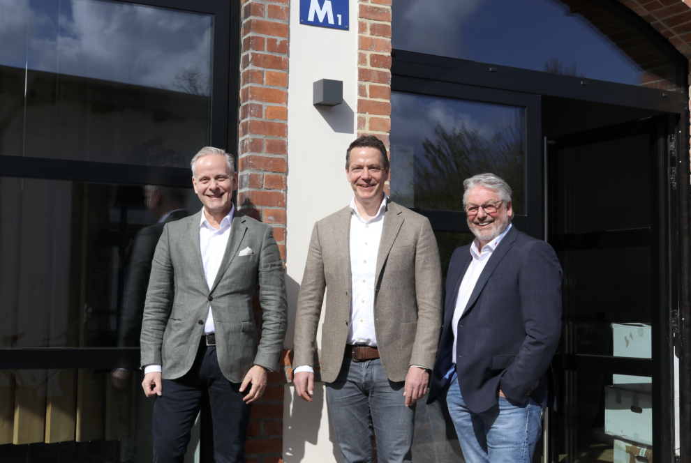Vertreter von Sunseeker und Foras besiegeln die langfristige Vertriebspartnerschaft bis 2030 vor dem Foras-Standort in Zeven.